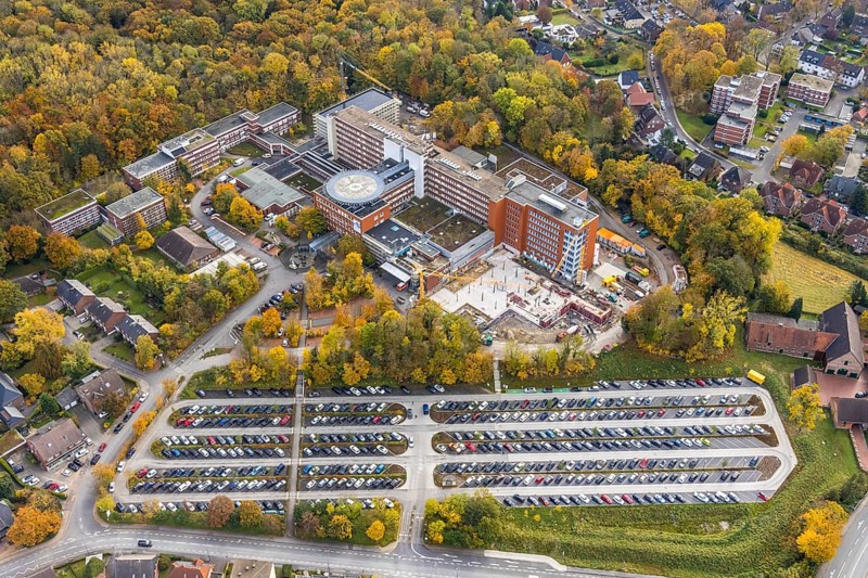 Aerial view, construction site with extension building at the St. Barbara-Klinik Hamm-Heessen in the district of Heessen in Hamm, Ruhr area, North Rhine-Westphalia, Germany, construction work, building, construction area, building site, building plots, construction project, construction site, DE, Europe, healthcare, Hamm, hospital, helipad, clinic, hospital centre, hospital, aerial photograph, aerial photography, aerial photography, medical facility, medical aid, new building, overview, bird's eye view, overview, medical care