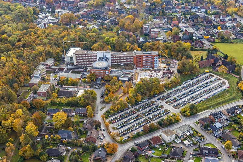Aerial view, construction site with extension building at the St. Barbara-Klinik Hamm-Heessen in the district of Heessen in Hamm, Ruhr area, North Rhine-Westphalia, Germany, construction work, building, construction area, building site, building plots, construction project, construction site, DE, Europe, healthcare, Hamm, hospital, helipad, clinic, hospital centre, hospital, aerial photograph, aerial photography, aerial photography, medical facility, medical aid, new building, overview, bird's eye view, overview, medical care