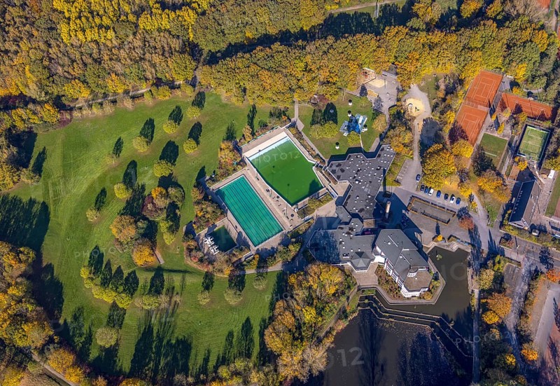 Aerial view, Selbachpark with hotel and swimming pool in the district Pelkum in Hamm, Ruhr area, North Rhine-Westphalia, Germany, bathing establishment, bathing resort, DE, Europe, outdoor pool, gastronomy, Hamm, hotel, hotel facilities, hotel business, aerial view, aerial photography, aerial photography, park, swimming pool, swimming pool, overview, bird's-eye view, overview