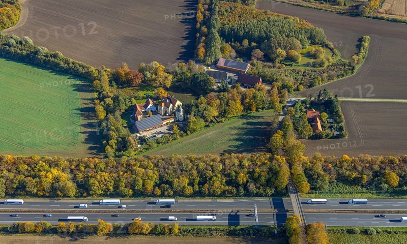 Aerial view, Haus Reck in Lerche on the A1 motorway in the Overberge district of Bergkamen, Ruhr area, North Rhine-Westphalia, Germany, aristocratic residence, Bergkamen, castle, DE, Europe, manor house, aerial photograph, aerial photography, aerial photography, castle, overview, bird's-eye view, birds-eyes view, historical place, overview