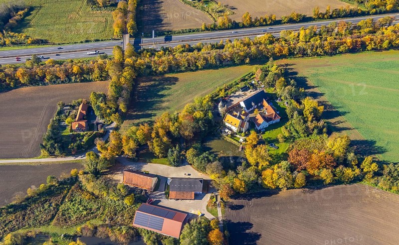 Aerial photograph, Haus Reck in Lerche on the A1 motorway in the Overberge district of Bergkamen, Ruhr area, North Rhine-Westphalia, Germany, aristocratic residence, Bergkamen, castle, DE, Europe, Hamm, manor house, aerial photograph, aerial photography, aerial photography, castle, overview, bird's-eye view, birds-eyes view, historical place, overview
