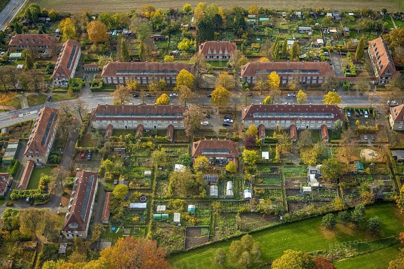 Aerial view, housing estates of the Sachsen colliery on Vogelsang street in the Heessen district of Hamm, Ruhr area, North Rhine-Westphalia, Germany, DE, Europe, property tax, Hamm, real estate, aerial view, aerial photography, aerial photography, overview, bird's-eye view, housing estate, housing and living, residential area, residential buildings, housing quality, residential neighbourhood, housing estate, colliery houses, colliery housing estate, birds-eyes view, overview