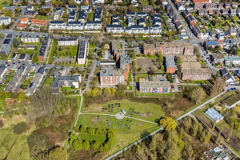 Aerial view, urban gardening in the Kornmersch, Rheinsberger Platz with high-rise housing estate, Bockum-Hövel, Hamm, Ruhr area, North Rhine-Westphalia, Germany, flower field, DE, Europe, community garden, aerial view, aerial photography, aerial photography, overview, urban garden, urban gardening, bird's eye view, living and living, residential area, housing estate, birds-eyes view, overview, sowing, cultivating and harvesting in your own bed