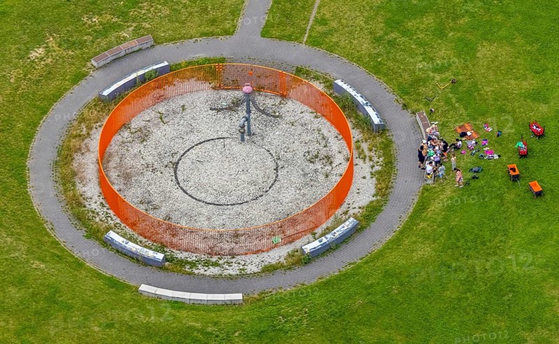 Aerial view, red circular grid in Lippepark Hamm - Schacht Franz, Platz der Bergbaugeschichte, Herringen, Hamm, Ruhr area, North Rhine-Westphalia, Germany, DE, Europe, leisure park, circular shape, aerial view, aerial photography, aerial photography, park, overview, bird's eye view, birds-eyes view, overview