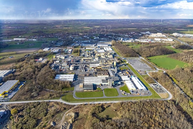 Aerial view, industrial estate with Goldbeck Betonelemente and DuPont with DuBay Polymer GmbH on the Datteln-Hamm Canal, Uentrop, Hamm, Ruhr area, North Rhine-Westphalia, Germany, DE, Datteln-Hamm Canal, Europe, Frielinghauser Straße, joint venture of the LANXESS and DuPont groups, commercial enterprises, commercial area, commercial park, commercial location, commercial use, industrial area, industrial building, industrial location, aerial view, aerial photography, aerial photography, overview, bird's-eye view, birds-eyes view, overview