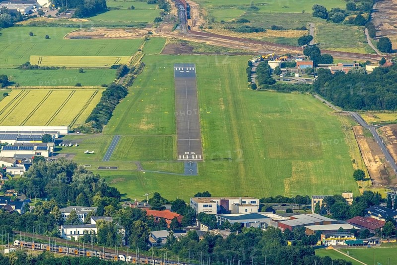 Aerial photograph, Hamm-Lippewiesen airfield, Heessen, Hamm, Ruhr area, North Rhine-Westphalia, Germany, DE, Europe, flight emission, airport, aircraft noise, airfield, runway, aerial photograph, aerial photography, aerial photography, runway, overview, bird's-eye view, birds-eyes view, overview