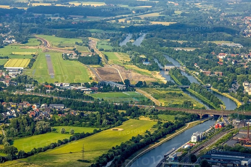 Aerial photograph, Hamm-Lippewiesen airfield, Lippe floodplain, Hamm lock, Lippe river, Datteln-Hamm canal, construction site for protective dam on Jupp-Eickhoff-Weg, Lippe beach, Heessen, Hamm, Ruhr area, North Rhine-Westphalia, Germany, construction work, construction area, construction site, construction, construction project, construction site, DE, Europe, flight emission, airport, aircraft noise, airfield, runway, aerial view, aerial photography, aerial photography, North Rhine-Westphalia, runway, overview, birds-eyes view, overview