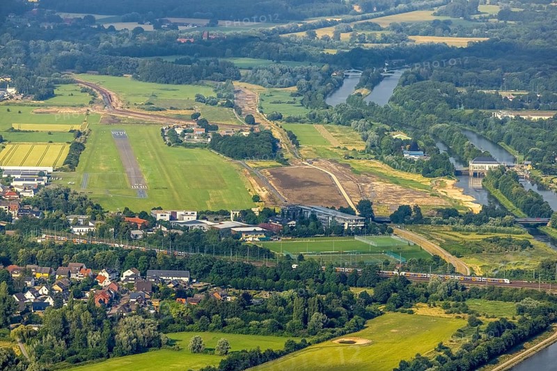 Aerial photograph, Hamm-Lippewiesen airfield, Lippe floodplain, Hamm lock, Lippe river, Datteln-Hamm canal, construction site for protective dam on Jupp-Eickhoff-Weg, Lippe beach, Heessen, Hamm, Ruhr area, North Rhine-Westphalia, Germany, construction work, construction area, construction site, construction, construction project, construction site, DE, Europe, flight emission, airport, aircraft noise, airfield, runway, aerial view, aerial photography, aerial photography, North Rhine-Westphalia, runway, overview, birds-eyes view, overview