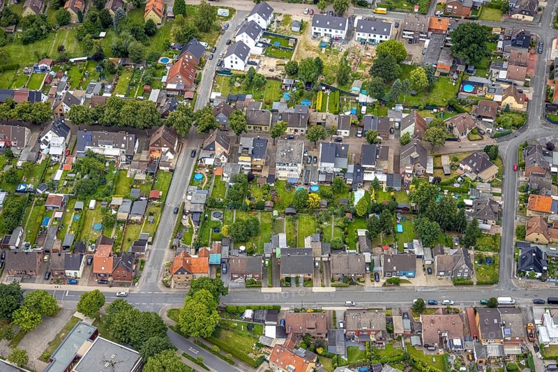 Aerial view, local view Bockum-Hövel and residential house with garden and swimming pool in Körnerstraße, Bockum-Hövel, Hamm, Ruhr area, North Rhine-Westphalia, Germany, DE, Europe, property tax, real estate, aerial view, aerial photography, aerial photography, overview, bird's-eye view, housing estate, living and living, residential area, residential buildings, residential quality, housing estate, birds-eyes view, overview