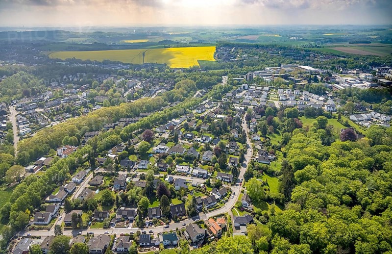 Aerial view, residential area Abtskücher Straße, Baumnamenstraßen, Hetterscheidt, Heiligenhaus, Ruhr area, North Rhine-Westphalia, Germany, DE, Europe, property tax, real estate, aerial view, aerial photography, aerial photography, rape field, overview, bird's-eye view, housing estate, residential area, residential buildings, residential quality, residential neighbourhood, housing estate, birds-eyes view, overview