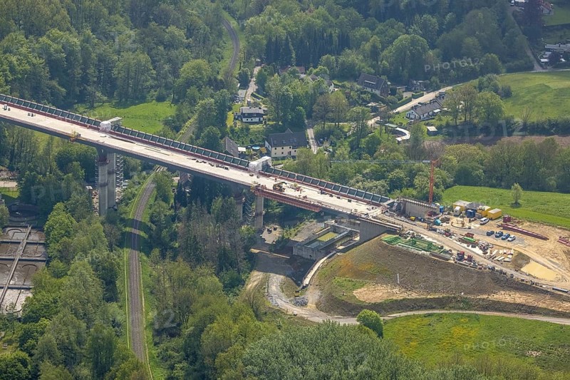 Aerial view, Angerbachtal bridge, new motorway section of the A44, gap closure between Ratingen-Ost and Velbert, Heiligenhaus, Ruhr area, North Rhine-Westphalia, Germany, motorway A44, construction work, construction area, construction site, building site, construction project, construction site, bridge, DE, Europe, aerial view, aerial photography, aerial photography, renovation, refurbishment, overview, bird's-eye view, overview