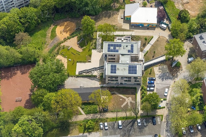 Aerial view, district and support centre Oberilp, former primary school Oberilp, residential area Rhönstraße, Hasselbeck, Heiligenhaus, Ruhr area, North Rhine-Westphalia, Germany, DE, Europe, kindergarten, day-care centre, aerial view, aerial photography, aerial photography, photovoltaics, photovoltaic system, solar, solar system, solar energy, solar energy, overview, bird's-eye view, birds-eyes view, overview