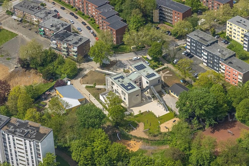 Aerial view, district and support centre Oberilp, former primary school Oberilp, residential area Rhönstraße, Hasselbeck, Heiligenhaus, Ruhr area, North Rhine-Westphalia, Germany, DE, Europe, kindergarten, day-care centre, aerial view, aerial photography, aerial photography, photovoltaics, photovoltaic system, solar, solar system, solar energy, solar energy, overview, bird's-eye view, birds-eyes view, overview