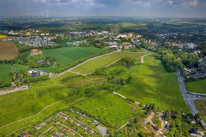 Aerial view, construction site new motorway A44, Ratinger Straße, Heiligenhaus, Ruhr area, North Rhine-Westphalia, Germany, extension, motorway A44, construction work, construction, construction area, building site, building plots, construction measure, construction project, construction site, DE, Europe, aerial view, aerial photography, aerial photography, gap closure of the A44, new construction, road construction, overview, bird's eye view, meadows and fields, birds-eyes view, overview