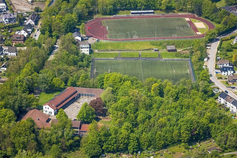 Aerial photo, St. Suitbertus Catholic Primary School, SSVg 09/12 Heiligenhaus sports ground, Hasselbeck, Heiligenhaus, Ruhr area, North Rhine-Westphalia, Germany, education, educational institution, DE, Europe, football pitch, football stadium, educational institute, aerial photo, aerial photography, aerial photography, school, sport, sports facilities, sports ground, sports facility, overview, bird's-eye view, bird's-eye view, overview