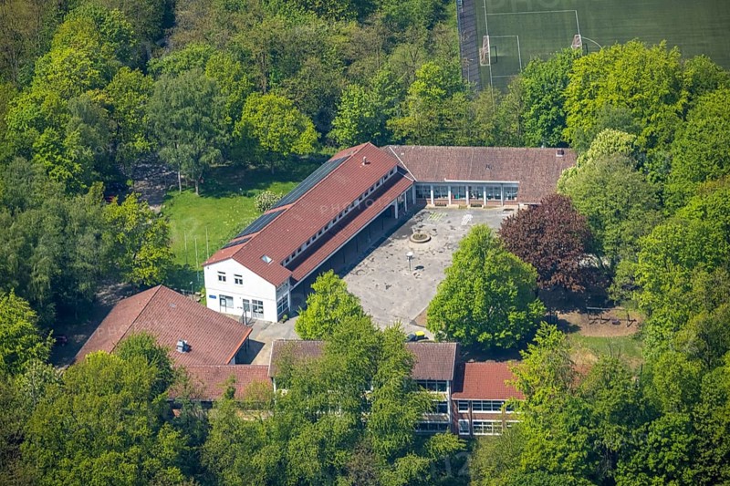Aerial photo, Städtische Katholische Grundschule St. Suitbertus, Hasselbeck, Heiligenhaus, Ruhr area, North Rhine-Westphalia, Germany, education, educational institution, DE, Europe, educational institute, aerial photo, aerial photography, aerial photography, school, overview, bird's-eye view, birds-eyes view, overview