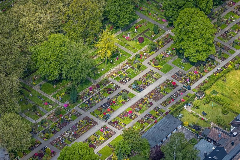 Aerial view, Protestant New Cemetery and Catholic Cemetery Friedensstraße, Leubeck, Heiligenhaus, Ruhr area, North Rhine-Westphalia, Germany, burial site, DE, Europe, cemetery, memorial, Gottesacker, graves, burial ground, aerial photograph, aerial photography, aerial photography, resting place, overview, bird's-eye view, overview