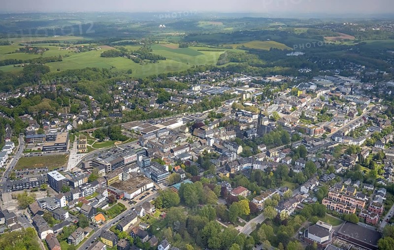 Aerial view, Hefelmannpark and Stadtbücherei Heiligenhaus, Leubeck, Heiligenhaus, Ruhr area, North Rhine-Westphalia, Germany, brownfield, library, DE, Europe, aerial view, aerial photography, aerial photography, park, park area, townscape, urban area, overview, bird's-eye view, overview