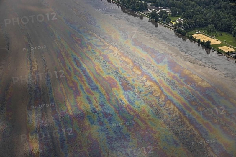 Aerial photo, Ruhr flood, flooding, Lake Baldeney with oil discolouration on the water surface, Fischlaken, Essen, Ruhr area, North Rhine-Westphalia, Germany, DE, Europe, birds-eyes view, aerial photo, aerial photography, aerial photography, overview, overview, bird's eye view, flood, flood of the century
