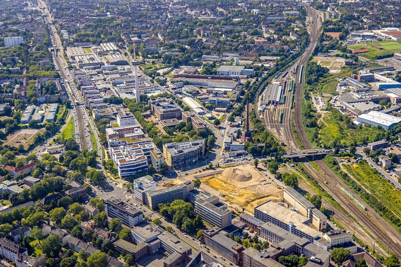 Aerial view, construction site new literature quarter for offices and flats on Sachsenstraße with demolition of the former newspaper quarter and in the background the ETEC Essener Technologie- und Entwicklungs-Centrum GmbH in the Südviertel in Essen, Ruhr area, North Rhine-Westphalia, Germany, construction work, construction area, construction site, building plots, building project, building site, DE, Essen, Europe, commercial enterprises, commercial area, commercial park, commercial location, commercial use, industrial area, industrial location, aerial view, aerial photography, aerial photography, new building, overview, bird's-eye view, overview