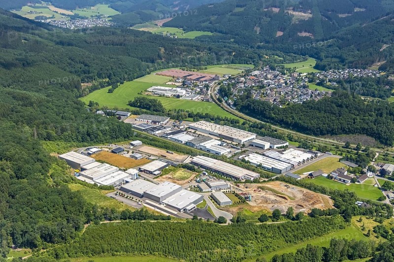 Aerial view, industrial estate Industriestraße and Frielentrop III Kalkofenstraße, 2Frielentrop, Finnentrop, Sauerland, North Rhine-Westphalia, Germany, DE, Europe, commercial enterprises, commercial area, industrial estate, business park, commercial location, commercial use, industrial area, industrial building, industrial location, aerial photograph, aerial photography, aerial photography, overview, bird's-eye view, bird's-eye view, overview
