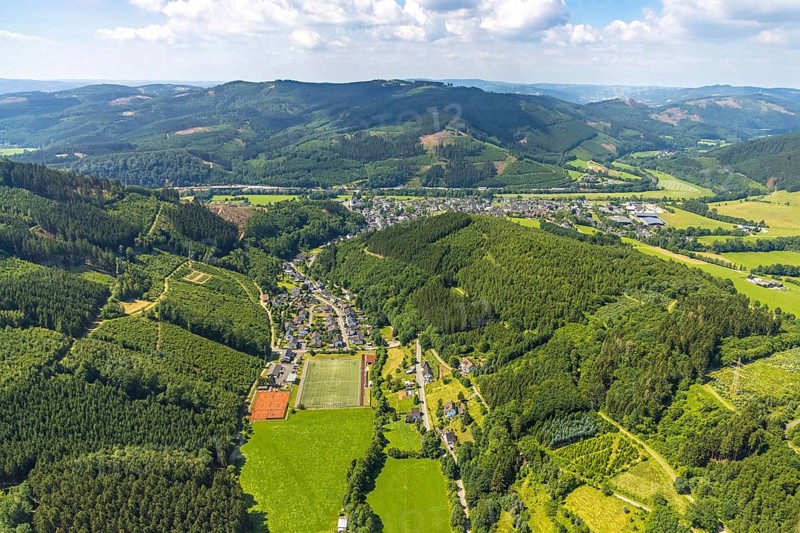 Aerial view, forest area and tennis courts with youth training, sports field Rönkhausen, Rönkhausen, Finnentrop, Sauerland, North Rhine-Westphalia, Germany, DE, Europe, football pitch, football stadium, football club, property tax, hilly landscape, real estate, aerial view, aerial photography, aerial photography, sports, sports facilities, sports field, sports facility, TV Rönkhausen 1892, tennis, tennis facility, tennis courts, training, overview, bird's-eye view, residential complex, living and life, residential area, residential buildings, quality of life, birds-eyes view, overview