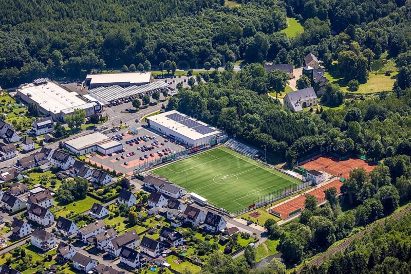 Aerial view, sports field Bamenohl, local supply centre, Schloss Haus Bamenohl, Finnentrop, Sauerland, North Rhine-Westphalia, Germany, Bamenohl 12/27, Burg, DE, Europe, football pitch, football stadium, manor house, Lidl supermarket, aerial view, aerial photography, aerial photography, car parks, SG Finnentrop, castle, sports, sports facilities, sports field, sports facility, tennis, tennis facility, tennis courts, overview, bird's eye view, birds-eyes view, overview