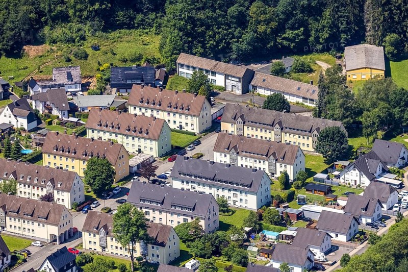 Aerial view, housing estate with multi-family houses Graf-von-Plettenberg-Straße, Bamenohl, Finnentrop, Sauerland, North Rhine-Westphalia, Germany, DE, Europe, property tax, real estate, aerial view, aerial photography, aerial photography, multi-family houses, apartment buildings, terraced houses, overview, bird's eye view, housing estate, housing and living, residential area, residential buildings, housing quality, housing estate, birds-eyes view, overview