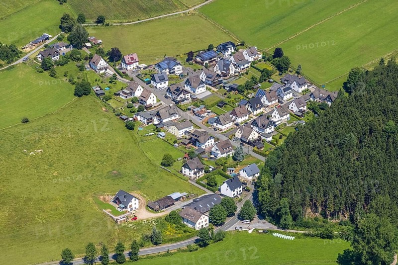 Aerial view, housing estate at the edge of the forest in Schönholthausen, Finnentrop, Sauerland, North Rhine-Westphalia, Germany, DE, Europe, property tax, Im Born, real estate, aerial view, aerial photography, aerial photography, overview, bird's-eye view, edge of the forest, housing estate, housing and living, residential area, residential buildings, housing quality, housing estate, birds-eyes view, overview