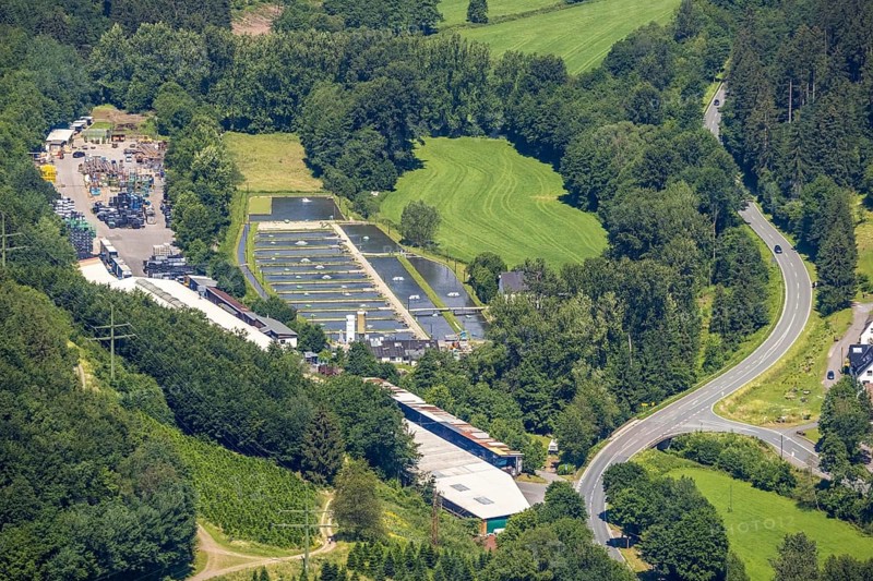 Aerial view, Rameil Forellenzucht in Müllen, industrial estate Mauro GmbH and MTS Finnentrop, Weringhausen, Finnentrop, Sauerland, North Rhine-Westphalia, Germany, DE, Europe, fish farm, fish farm, commercial enterprises, commercial area, industrial estate, commercial location, commercial use, industrial area, industrial building, industrial location, aerial view, aerial photography, aerial photography, overview, bird's-eye view, overview