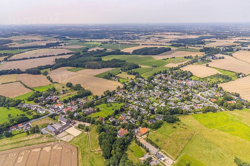 Aerial view, riding centre Christina Plotz and local view district Strickherdicke, Fröndenberg/Ruhr, Ruhr area, North Rhine-Westphalia, Germany, DE, Europe, property tax, real estate, aerial view, aerial photography, aerial photography, equestrian sport, riding centre, riding stable, overview, bird's-eye view, residential area, living and life, residential area, residential buildings, residential quality, housing estate, birds-eyes view, overview