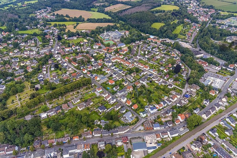 Aerial view, site view, Alter cemetery und Gesamtschule Fröndenberg, Fröndenberg/Ruhr, Ruhr area, North Rhine-Westphalia, Germany, burial site, education, educational institution, DE, Europe, cemetery, memorial, comprehensive school, Gottesacker, graves, burial ground, educational institute, aerial photograph, aerial photography, aerial photography, resting place, school, overview, bird's-eye view, birds-eyes view, overview