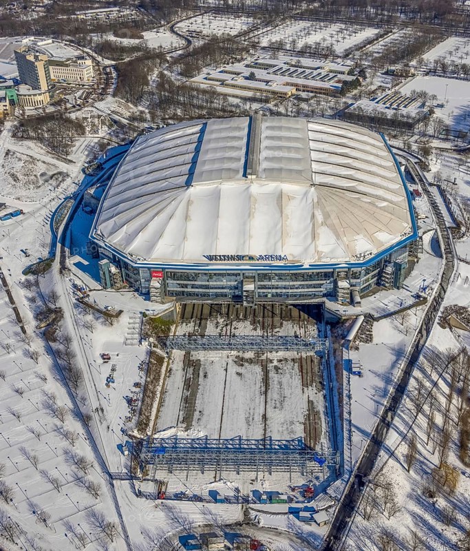 Aerial view, Schalke Veltins-Arena with closed roof and extension area for grass, Rudi-Assauer-Platz, Erle, Gelsenkirchen, Ruhr area, North Rhine-Westphalia, Germany, Arena, Arena AufSchalke, Berger Feld, Bundesliga stadium, DE, Europe, FC Schalke 04, football pitch, football stadium, football club, aerial view, aerial photography, aerial photography, snow, sports, sports facilities, sports ground, sports venue, stadium, overview, bird's eye view, winter, birds-eyes view, closed roof of the arena, overview
