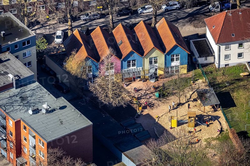Aerial view, Kindergarten Bulmke, Hertastrasse, residential building triangle, Florastrasse, Walpurgisstrasse, Gelsenkirchen-Bulmke-Hüllen, Gelsenkirchen, Ruhr area, North Rhine-Westphalia, Germany, DE, Europe, kindergarten, day-care centre, nursery, aerial photograph, aerial photography, aerial photography, overview, bird's-eye view, birds-eyes view, coloured house facades, overview