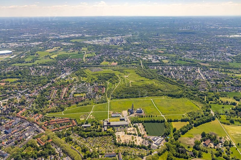 Aerial view, Rungenberghalde with night sign, Zeche Hugo Schacht 2, Buer, Gelsenkirchen, Ruhr area, North Rhine-Westphalia, Germany, slag heap, DE, Eschweiler Straße, Europe, slag heap, aerial view, aerial photography, aerial photography, night sign, overview, bird's eye view, housing estate, colliery, birds-eyes view, overview