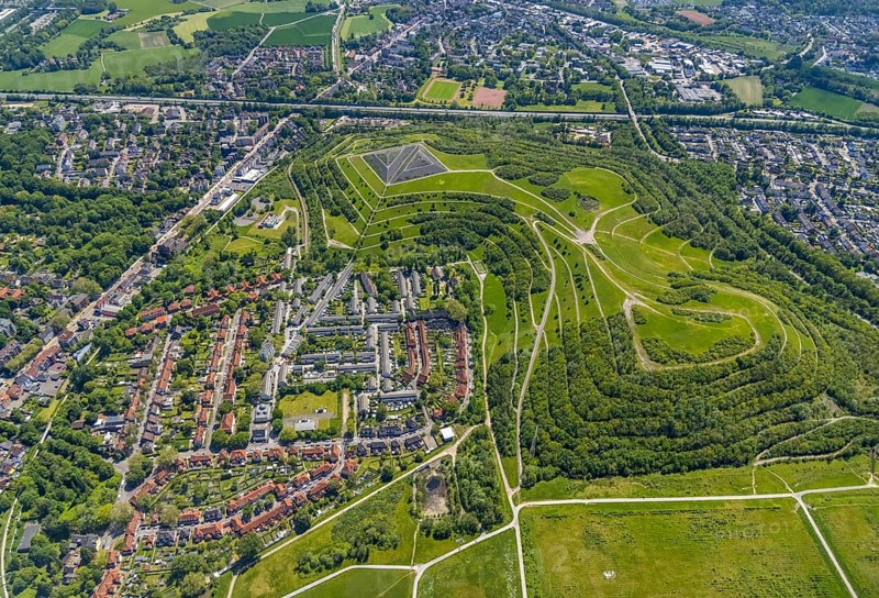 Aerial view, Rungenberghalde with night sign, Buer, Gelsenkirchen, Ruhr area, North Rhine-Westphalia, Germany, slag heap, DE, Eschweiler Straße, Europe, slag heap, aerial view, aerial photography, aerial photography, night sign, overview, bird's eye view, housing estate, birds-eyes view, overview