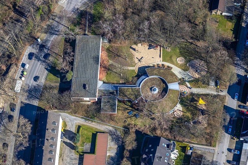 Aerial view, residential building with kindergarten and playground on Landecker Straße, Horst, Gelsenkirchen, Ruhr area, North Rhine-Westphalia, Germany, DE, Europe, kindergarten, day-care centre, day-care centre, aerial view, aerial photography, aerial photography, day-care centre, overview, bird's-eye view, overview