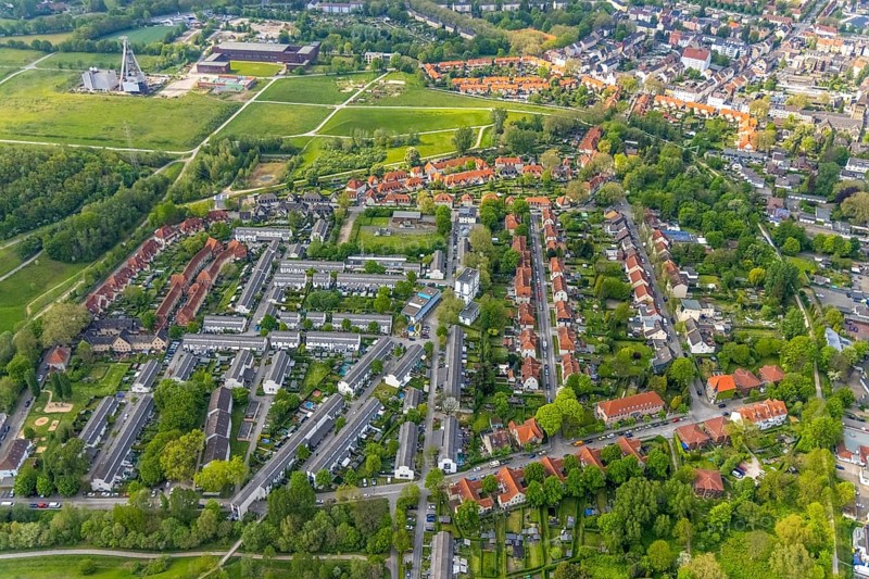 Aerial view, Schüngelberg colliery housing estate and Hugo Schacht 2 colliery, Buer, Gelsenkirchen, Ruhr area, North Rhine-Westphalia, Germany, DE, Europe, property tax, real estate, aerial view, aerial photography, aerial photography, overview, bird's-eye view, housing estate, housing and living, residential area, residential buildings, housing quality, residential neighbourhood, housing estate, birds-eyes view, overview