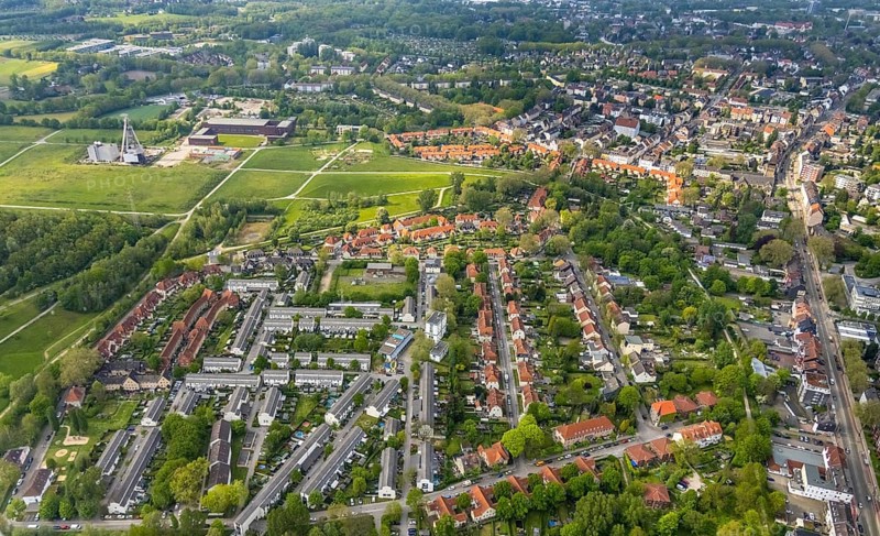 Aerial view, Schüngelberg colliery housing estate and Hugo Schacht 2 colliery, Buer, Gelsenkirchen, Ruhr area, North Rhine-Westphalia, Germany, DE, Europe, property tax, real estate, aerial view, aerial photography, aerial photography, overview, bird's-eye view, housing estate, housing and living, residential area, residential buildings, housing quality, residential neighbourhood, housing estate, birds-eyes view, overview