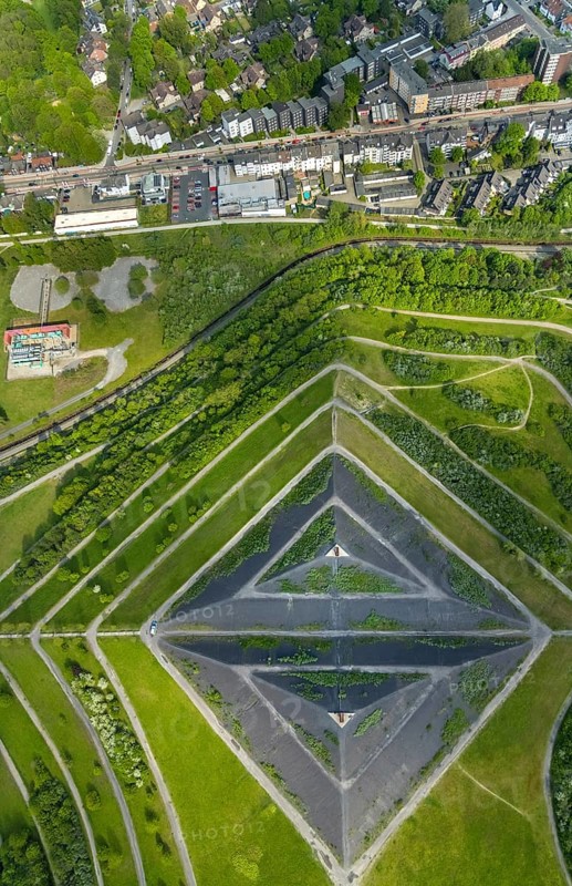 Aerial view, Rungenberghalde and 2 spotlights, Buer, Gelsenkirchen, Ruhr area, North Rhine-Westphalia, Germany, slag heap, DE, Europe, shapes and colours, slag heap, light installation night sign, aerial view, aerial photography, aerial photography, spotlight, pyramid of rubble, overview, bird's-eye view, birds-eyes view, overview