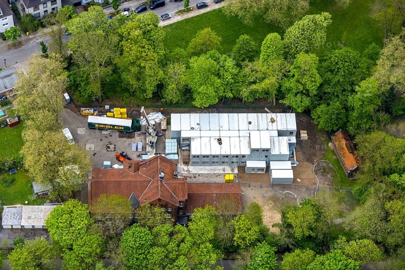 Aerial view, construction site and additional container at GGS Glückaufschule Ückendorf Außenstelle Parkstraße, Ückendorf, Gelsenkirchen, Ruhr area, North Rhine-Westphalia, Germany, construction work, construction area, building site, building plots, construction project, construction site, container, DE, Europe, aerial view, aerial photography, aerial photography, new building, overview, bird's-eye view, overview