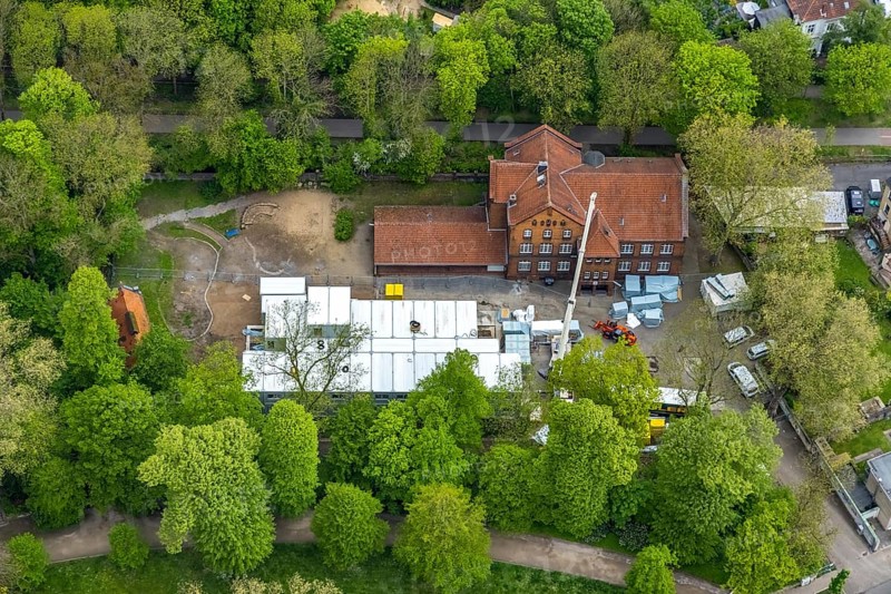 Aerial view, construction site and additional container at GGS Glückaufschule Ückendorf Außenstelle Parkstraße, Ückendorf, Gelsenkirchen, Ruhr area, North Rhine-Westphalia, Germany, construction work, construction area, building site, building plots, construction project, construction site, container, DE, Europe, aerial view, aerial photography, aerial photography, new building, overview, bird's-eye view, overview