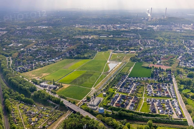 Aerial view, Glückauf Park Hassel - Park des Wandels, housing estate Valentinstraße, Am Brander Kamp, Auenweg, Am Bachlauf, Hassel, Gelsenkirchen, Ruhr area, North Rhine-Westphalia, Germany, DE, Europe, distant view, property tax, real estate, aerial view, aerial photography, aerial photography, overview, bird's eye view, housing estate, housing and living, residential area, residential buildings, housing quality, residential neighbourhood, housing estate, birds-eyes view, overview