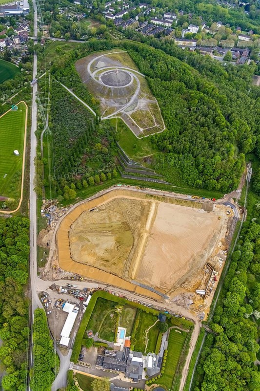 Aerial photograph, Rheinelbe spoil tip, construction site rainwater retention basin Wattenscheider Bach, Ückendorf, Gelsenkirchen, Ruhr area, North Rhine-Westphalia, Germany, construction work, construction area, construction project, construction site, mining, spoil tip, DE, Europe, spoil tip, Himmelstreppe, Hollandstraße, landmark, landscape forms, landscape park, Leithestraße, aerial view, aerial photography, aerial photography, route industrial heritage, pointed cone, table mountain, overview, bird's-eye view, former Rheinelbe colliery, overview