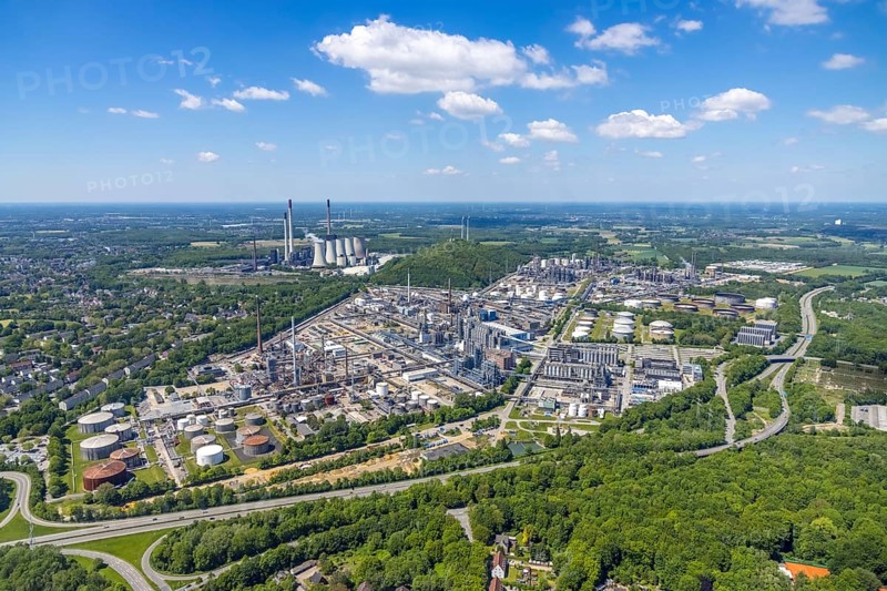 Aerial view, power plant Scholven, Ruhr Öl GmbH - BP Gelsenkirchen oil refinery, wind farm slagheap Oberscholven, Scholven, Gelsenkirchen, Ruhr area, North Rhine-Westphalia, Germany, slagheap, DE, Europe, power plant, aerial view, aerial photography, aerial photography, overview, bird's-eye view, WEA, wind energy, wind power, wind turbine, wind turbines, birds-eyes view, overview