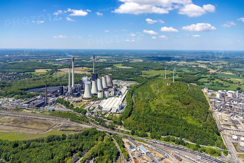 Aerial view, power plant Scholven, Ruhr Öl GmbH - BP Gelsenkirchen oil refinery, wind farm slagheap Oberscholven, Scholven, Gelsenkirchen, Ruhr area, North Rhine-Westphalia, Germany, slagheap, DE, Europe, power plant, aerial view, aerial photography, aerial photography, overview, bird's-eye view, WEA, wind energy, wind power, wind turbine, wind turbines, birds-eyes view, overview