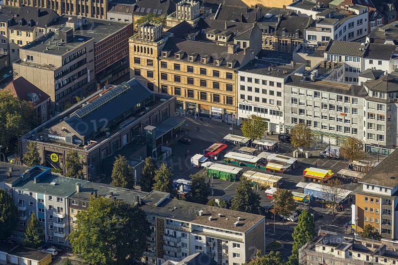 Aerial view, Hochstraße pedestrian zone City Buer-Mitte with market hall, Springemarkt and weekly market market in the district Buer in Gelsenkirchen, Ruhr area, North Rhine-Westphalia, Germany, City, DE, Europe, pedestrian zone, Gelsenkirchen, city centre, aerial view, aerial photography, aerial photography, market, market place, market stalls, city centre, overview, bird's eye view, weekly market, birds-eyes view, overview