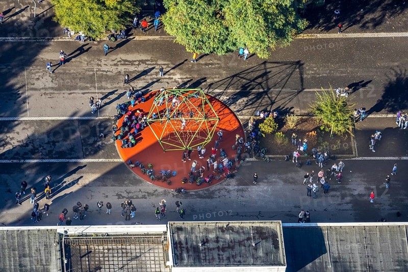 Aerial view, pupils on the playground of the Max-Planck-Gymnasium in the Buer district of Gelsenkirchen, Ruhr area, North Rhine-Westphalia, Germany, education, educational institution, DE, Europe, Gelsenkirchen, grammar school, climbing frame, educational institute, aerial view, aerial photography, aerial photography, school, gym equipment, overview, bird's-eye view, overview