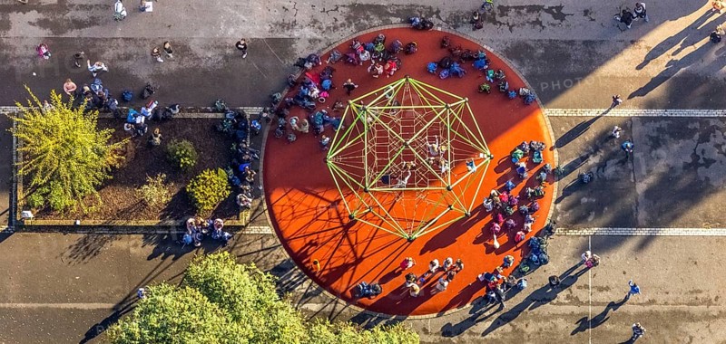 Aerial view, pupils on the playground of the Max-Planck-Gymnasium in the Buer district of Gelsenkirchen, Ruhr area, North Rhine-Westphalia, Germany, education, educational institution, DE, Europe, Gelsenkirchen, grammar school, climbing frame, educational institute, aerial view, aerial photography, aerial photography, school, gym equipment, overview, bird's-eye view, overview