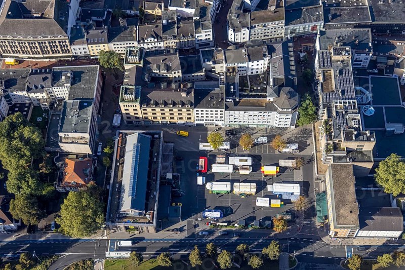 Aerial view, Hochstraße pedestrian zone City Buer-Mitte with market hall, Springemarkt and weekly market market in the district Buer in Gelsenkirchen, Ruhr area, North Rhine-Westphalia, Germany, City, DE, Europe, pedestrian zone, Gelsenkirchen, city centre, aerial view, aerial photography, aerial photography, market, market place, market stalls, city centre, overview, bird's eye view, weekly market, birds-eyes view, overview